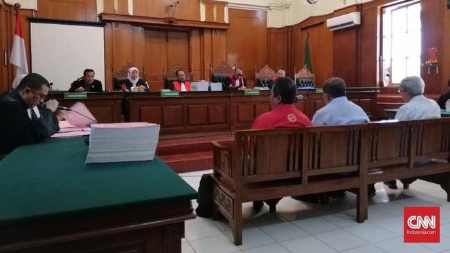 Ada enam terdakwa yang dibacakan dakwaannya dalam kasus amblasnya jalan Gubeng di PN Surabaya, di mana sidang selanjutnya mendengarkan saksi pada Kamis (10/10).