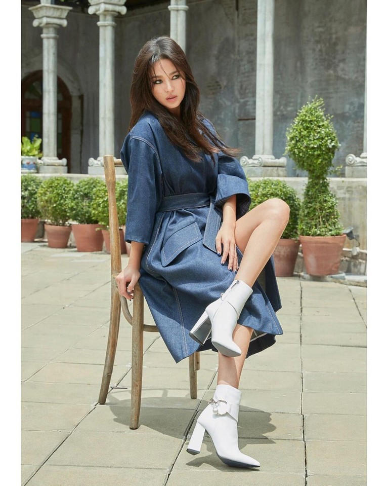 10 Pesona dan Gaya Glamor Song Hye Kyo Usai Cerai dari Song Joong Ki Postingan Instagram perdana Song Hye Kyo memuat foto pemotretannya untuk salah satu merek sepatu.