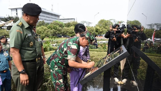 Panglima TNI Marsekal Hadi Tjahjanto meresmikan Monumen Panglima Besar Jenderal Soedirman di Mabes TNI, Cilangkap, Jakarta Timur, Senin (7/10).