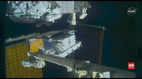 VIDEO: Astronaut Amerika Serikat Ganti Dua Baterai ISS
