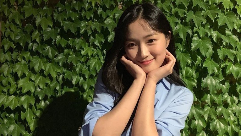 Gaya Modis Kim Hye Yoon yang Main di Drama Extraordinary You Gaya modis Kim Hye Yoon yang main di drama yang diadaptasi dari Webtoon yang berjudul Extraordinary You. Seperti apa penampilan manisnya?