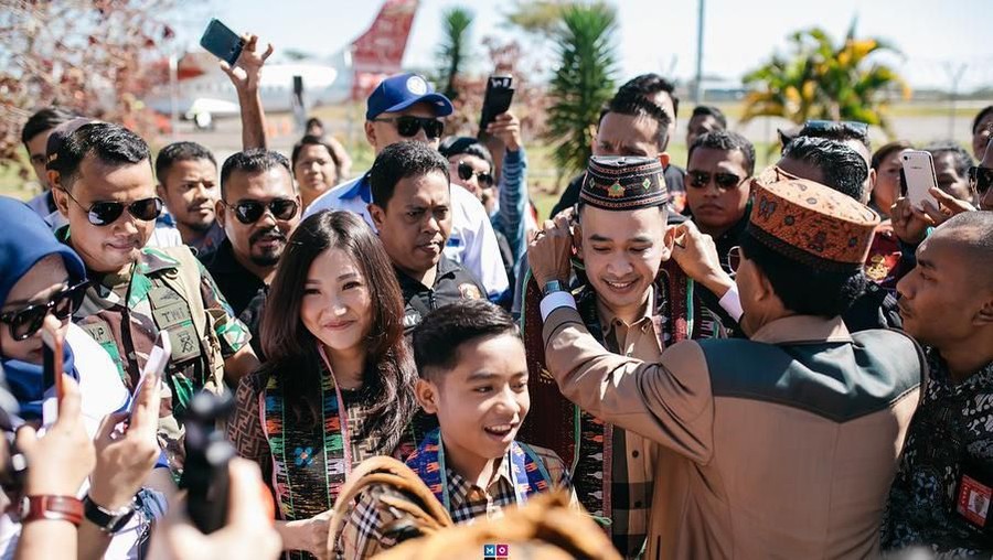 Usai Lalui Upacara Adat, Betrand Sah Jadi Anak Angkat Ruben Onsu Betrand Peto akhirnya sah menjadi anak angkat Ruben Onsu dan Sarwendah setelah melalui proses upacara adat.