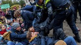 FOTO : Protes Perubahan Iklim Dari Penjuru Dunia Sejumlah aktivis kelompok 'Pemberontak Kepunahan' (Extinction Rebellion) menggelar aksi serentak menolak perubahan iklim di seluruh dunia.
