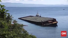 Terdampar, Kapal Tongkang Pasir Ancam Terumbu Karang Tidore