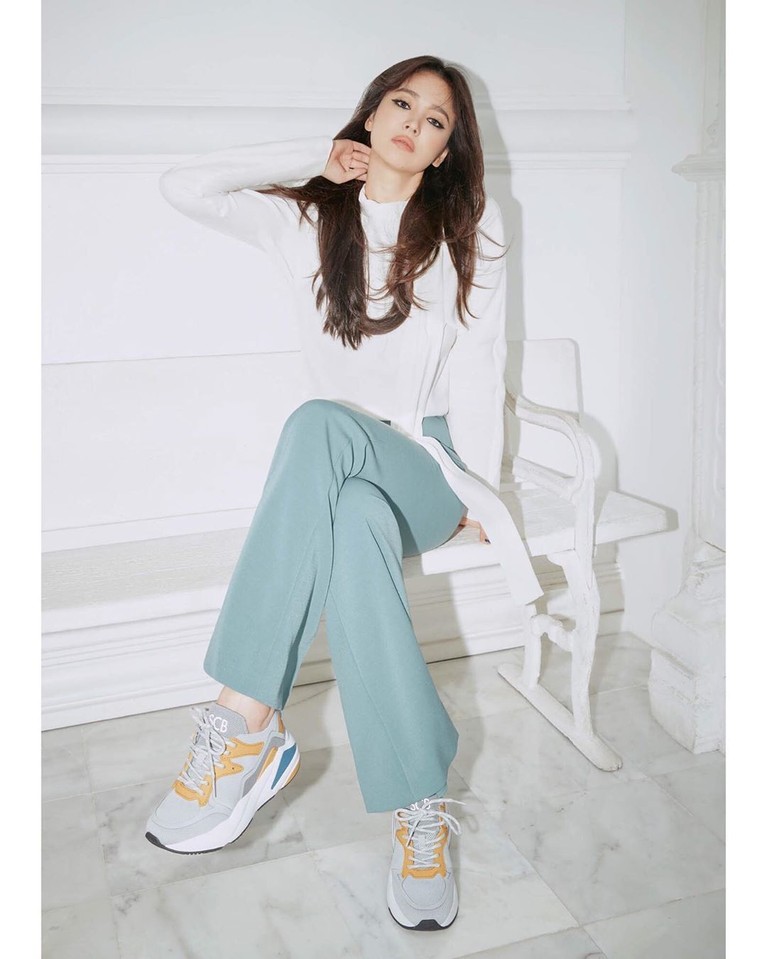 Postingan Instagram perdana Song Hye Kyo memuat foto pemotretannya untuk salah satu merek sepatu.