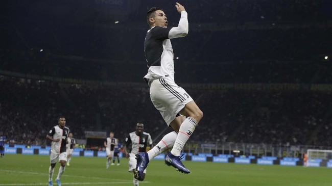 Direktur Olahraga Juventus Fabio Paratici yakin megabintang Cristiano Ronaldo tidak akan meninggalkan klubnya sebelum kontrak dengan Si Nyonya Tua habis.