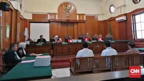Enam Terdakwa Kasus Jalan Gubeng Ambles Divonis Tak Bersalah