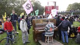 FOTO : Protes Perubahan Iklim Dari Penjuru Dunia Sejumlah aktivis kelompok 'Pemberontak Kepunahan' (Extinction Rebellion) menggelar aksi serentak menolak perubahan iklim di seluruh dunia.
