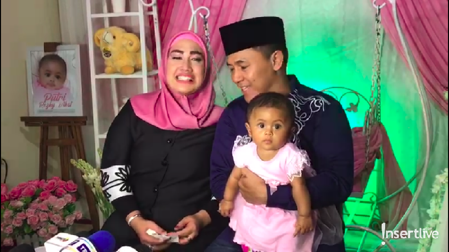 Melinda dan suami mengadakan syukuran aqiqahan bagi putri bungsunya.