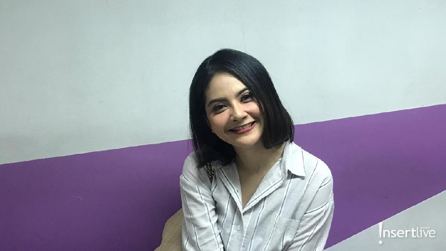 Tiwi Eks T2 akhirnya siap melepas status janda setelah resmi dilamar kekasinya.
