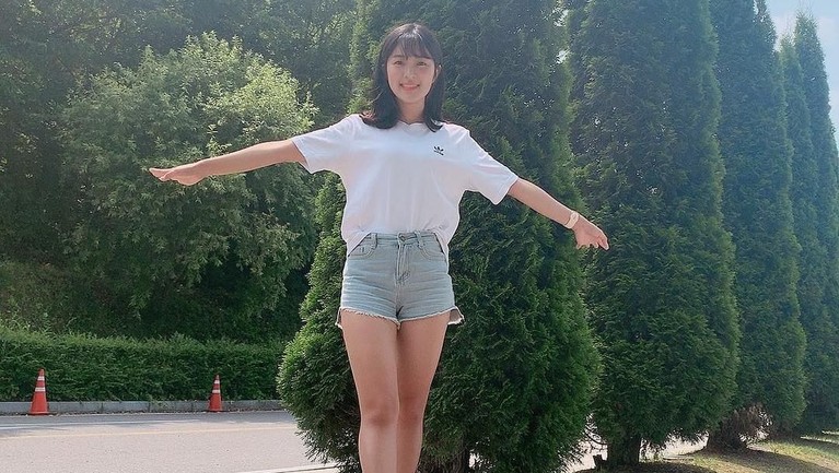 Gaya Modis Kim Hye Yoon yang Main di Drama Extraordinary You Gaya modis Kim Hye Yoon yang main di drama yang diadaptasi dari Webtoon yang berjudul Extraordinary You. Seperti apa penampilan manisnya?