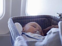 Pilot Bagikan Trik Cegah Bayi Rewel di Pesawat, Penasaran?