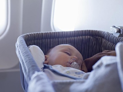 Aturan Bawa Bayi Naik Pesawat, Harus Beli Tiket Enggak Sih?