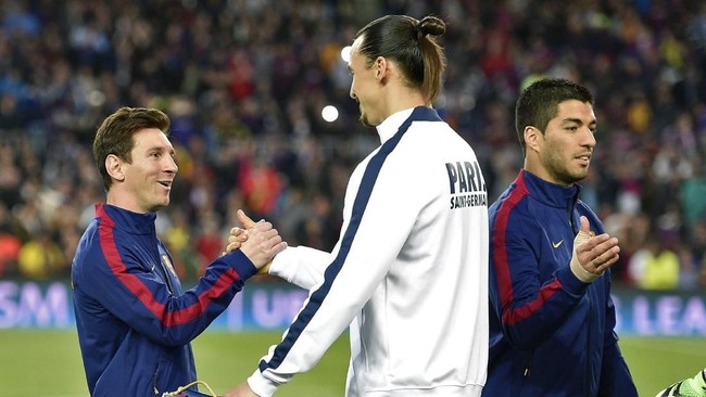 Striker LA Galaxy Zlatan Ibrahimovic menantang dua megabintang sepak bola, Lionel Messi dan Cristiano Ronaldo untuk tetap aktif bermain di usia 38 tahun.