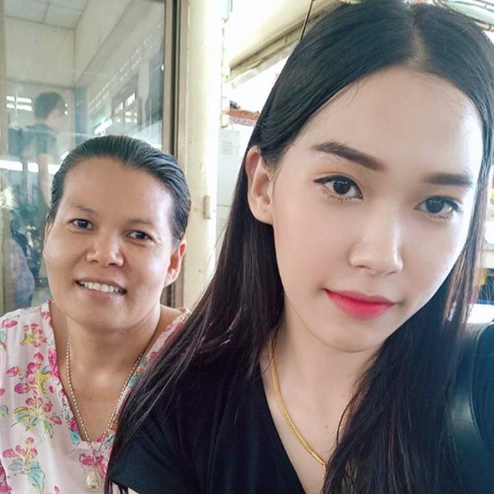 <p>Kala itu, Khanittha Phasaeng berumur 17 tahun. Khanitta mengaku enggak malu kok punya ibu seorang pemulung. (Foto: Facebook/Khanittha Phasaeng)  </p>