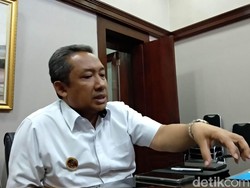 Tersumbat Kasur Bekas, Tanggul Sungai Cirongeng Arcamanik Bandung Jebol