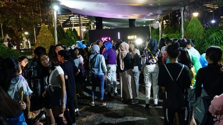 Diguyur Hujan, Ini Suasana Konser Shawn Mendes Malam Ini Konser Shawn Mendes yang digelar malam ini (8/10) di Sentul International Convention Center. Walau diguyur hujan, para penonton tetap antusias.