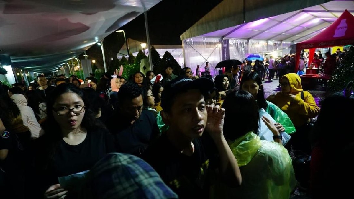 Konser Shawn Mendes yang digelar malam ini &lpar;8&sol;10&rpar; di Sentul International Convention Center&period; Walau diguyur hujan&comma; para penonton tetap antusias&period;