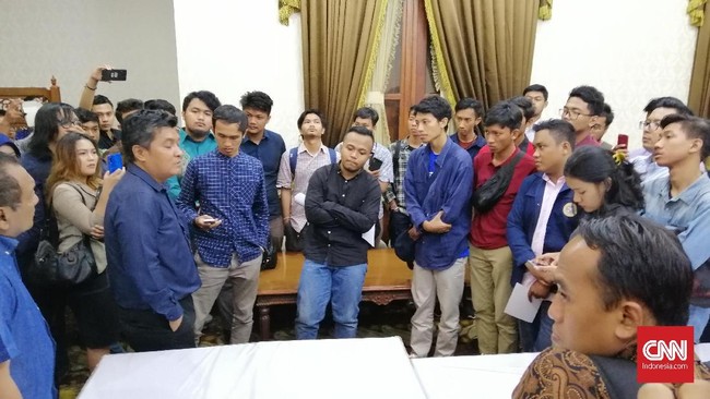 Rencana silaturahmi antara Gubernur Jatim Khofifah Indar Parawansa dengan perwakilan BEM di Surabaya sempat ricuh karena mahasiswa menolak jamuan makan.