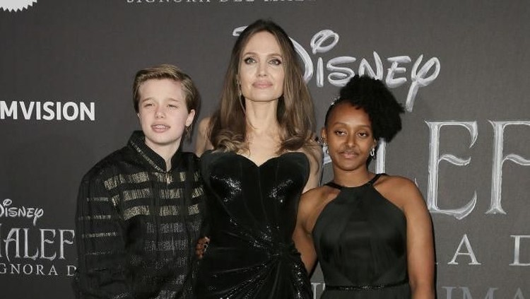 angelina jolie dan keluarga LOS ANGELES, CALIFORNIA - SEPTEMBER 30: (L-R) Shiloh Nouvel Jolie-Pitt, Vivienne Marcheline Jolie-Pitt, Angelina Jolie, Zahara Marley Jolie-Pitt and Knox Léon Jolie-Pitt attend the World Premiere of Disney's “Maleficent: Mistress of Evil