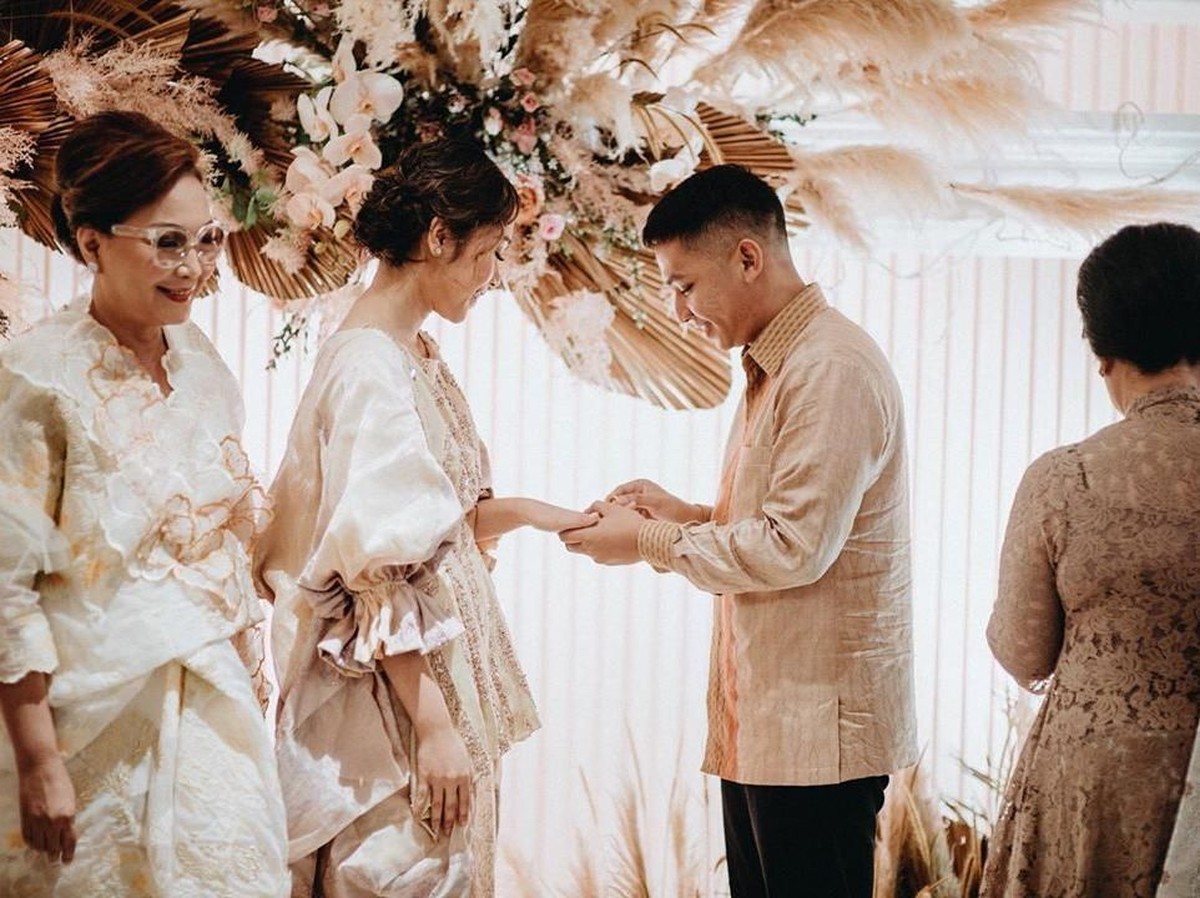 Influencer Ayla Dimitri resmi menikah dengan Rama Devara Sofyar&period; Simak yuk&comma; deretan potret bahagia keduanya&period;