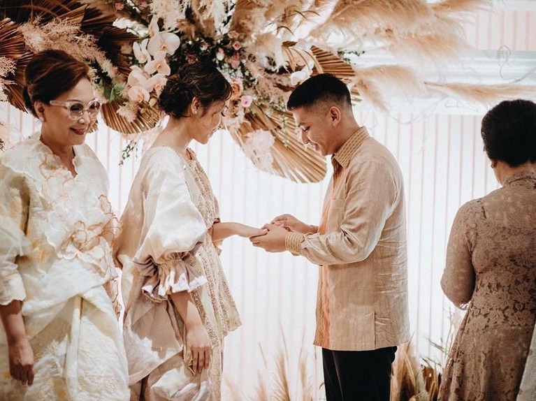 Potret Bahagia di Momen Pernikahan Ayla Dimitri dan Rama Devara Influencer Ayla Dimitri resmi menikah dengan Rama Devara Sofyar. Simak yuk, deretan potret bahagia keduanya.