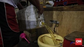 Minyak Goreng Curah Masih Langka di Surabaya