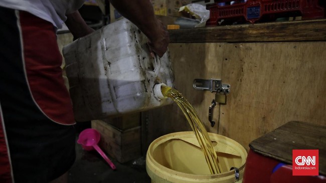 Warga masih kesulitan mendapatkan pasokan minyak goreng curah di Kota Surabaya, Jawa Timur, usai pemerintah mencabut HET minyak goreng kemasan.