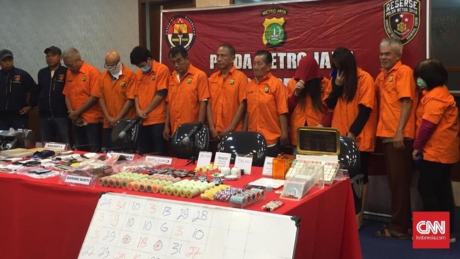 Dengan perputaran uang mencapai miliaran rupiah per hari, Kasino yang terletak di Apartemen Robinson, Jakarta Utara bisa meraup untung Rp700 juta per hari.