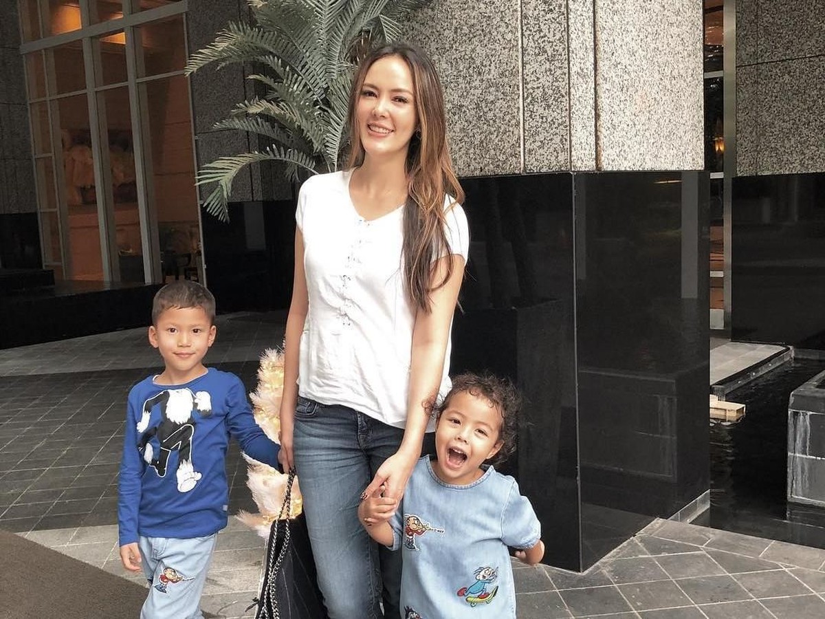 Setelah resmi bercerai dengan Eka Kusuma&comma; Cathy Sharon kini membesarkan kedua anaknya sendiri&period; Berikut potret bahagianya sebagai ibu tunggal&period;