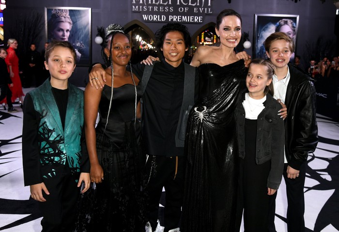 LOS ANGELES, CALIFORNIA - SEPTEMBER 30: (L-R) Shiloh Nouvel Jolie-Pitt, Vivienne Marcheline Jolie-Pitt, Angelina Jolie, Zahara Marley Jolie-Pitt and Knox LÃ©on Jolie-Pitt attend the World Premiere of Disney's â€œMaleficent: Mistress of Evil