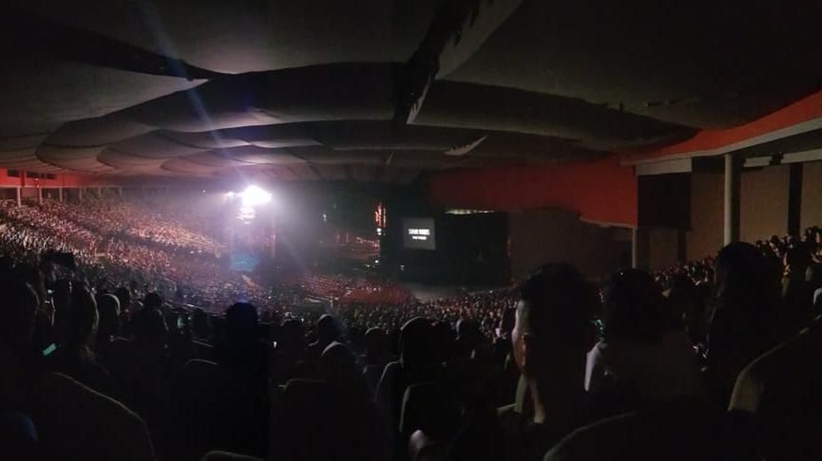 Konser Shawn Mendes yang digelar malam ini &lpar;8&sol;10&rpar; di Sentul International Convention Center&period; Walau diguyur hujan&comma; para penonton tetap antusias&period;