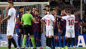 Viral Aksi Messi Cegah Dembele Dikartu Merah Lawan Sevilla