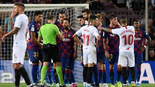 Megabintang Barcelona Lionel Messi mencegah Ousmane Dembele dikartu merah saat Blaugrana menang telak 4-0 atas Sevilla di Liga Spanyol.