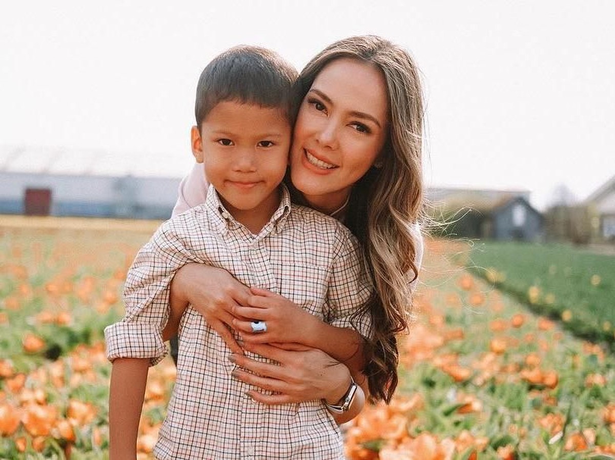 Setelah resmi bercerai dengan Eka Kusuma&comma; Cathy Sharon kini membesarkan kedua anaknya sendiri&period; Berikut potret bahagianya sebagai ibu tunggal&period;