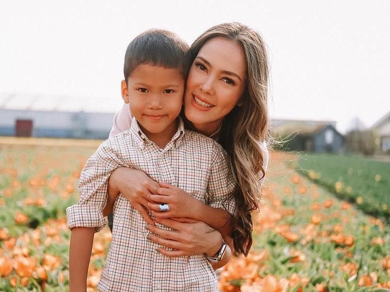 Setelah resmi bercerai dengan Eka Kusuma, Cathy Sharon kini membesarkan kedua anaknya sendiri. Berikut potret bahagianya sebagai ibu tunggal.