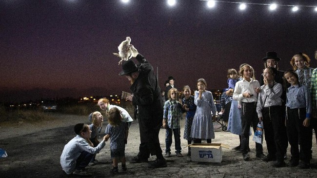 FOTO: Tashlich, Upacara Pembersihkan Dosa di Israel