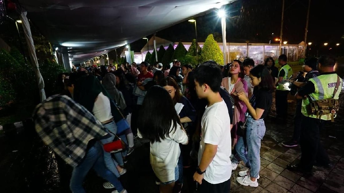 Konser Shawn Mendes yang digelar malam ini &lpar;8&sol;10&rpar; di Sentul International Convention Center&period; Walau diguyur hujan&comma; para penonton tetap antusias&period;