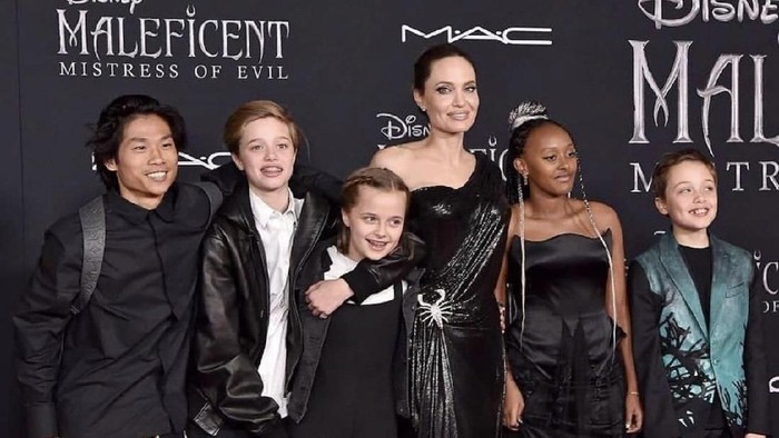 Foto Angelina Jolie bersama anak-anaknya