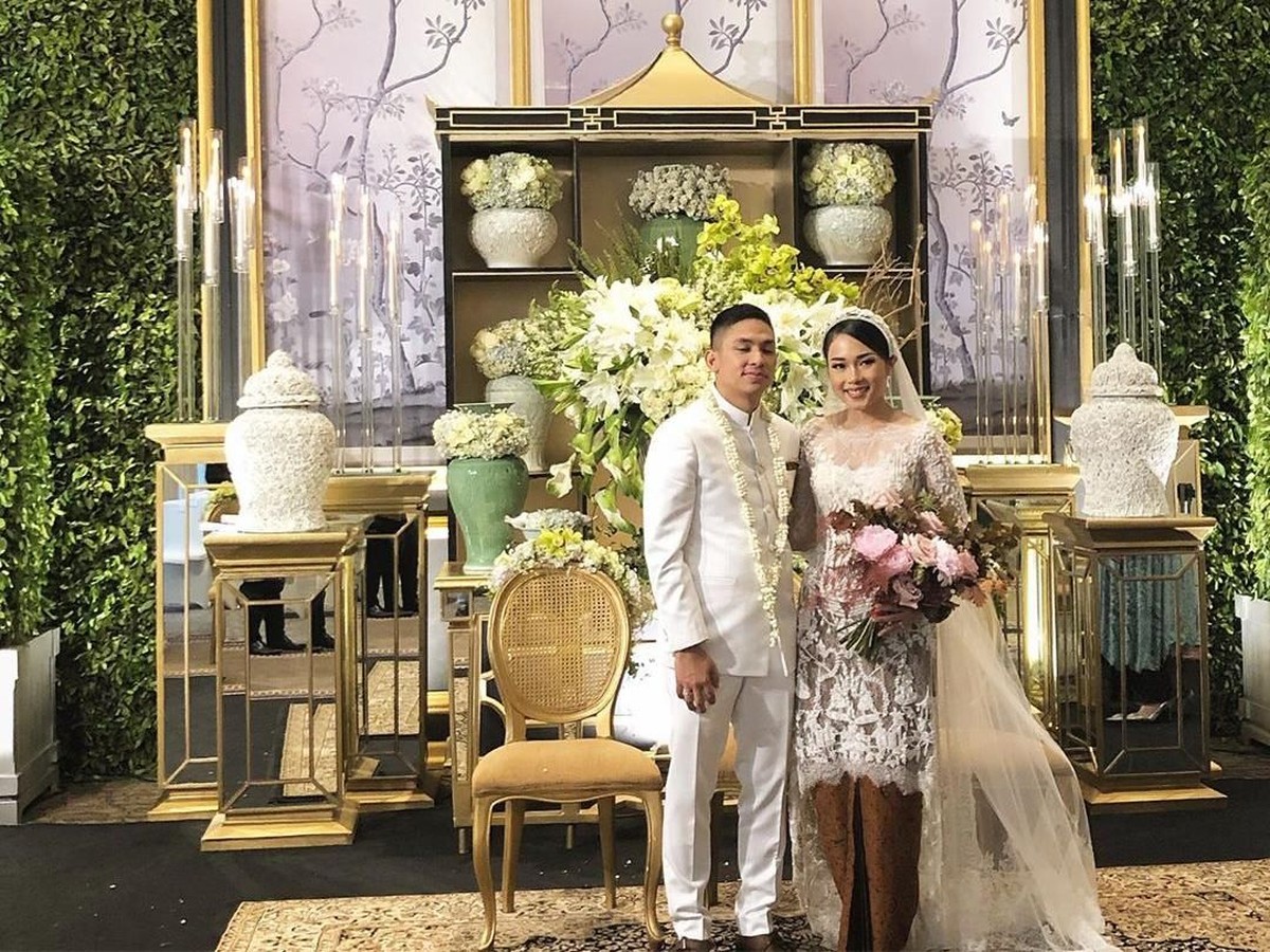 Influencer Ayla Dimitri resmi menikah dengan Rama Devara Sofyar&period; Simak yuk&comma; deretan potret bahagia keduanya&period;