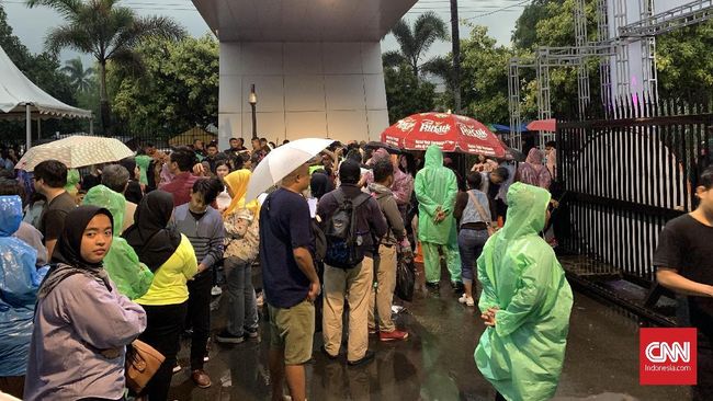 Para penonton konser Shawn Mendes di Sentul International Convention Center, Jakarta, terlihat berlarian mencari tempat berteduh pada Selasa (8/10) petang.