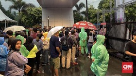 Konser Shawn Mendes di Sentul Disambut Hujan