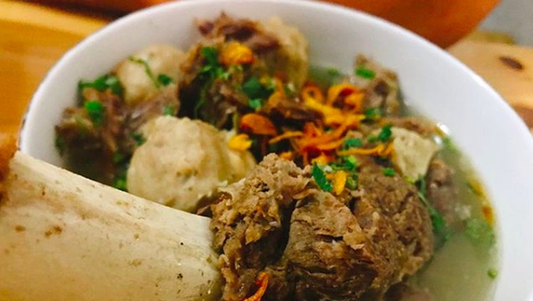 Penikmat bakso dan tulang iga, yuk kita saksikan ulasan Dimas Beck dan Inces Nabati.