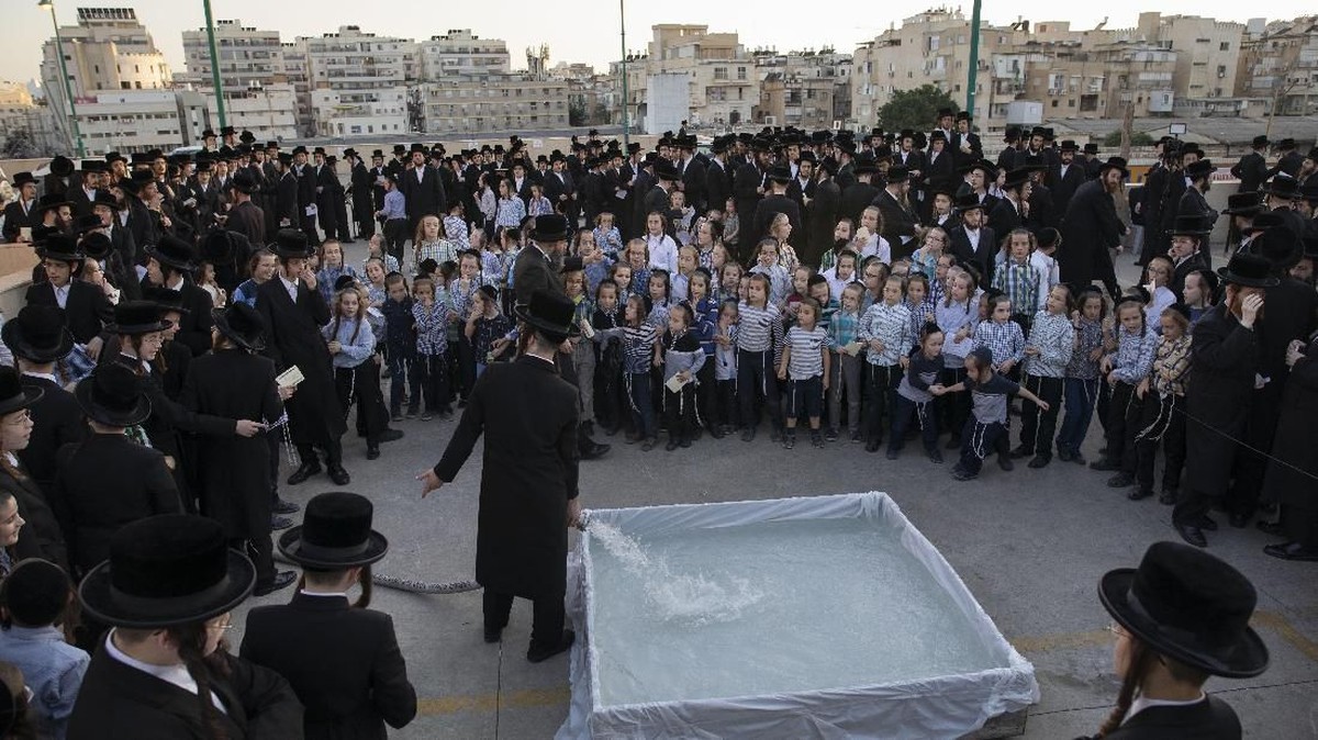 FOTO: Tashlich, Upacara Pembersihkan Dosa di Israel