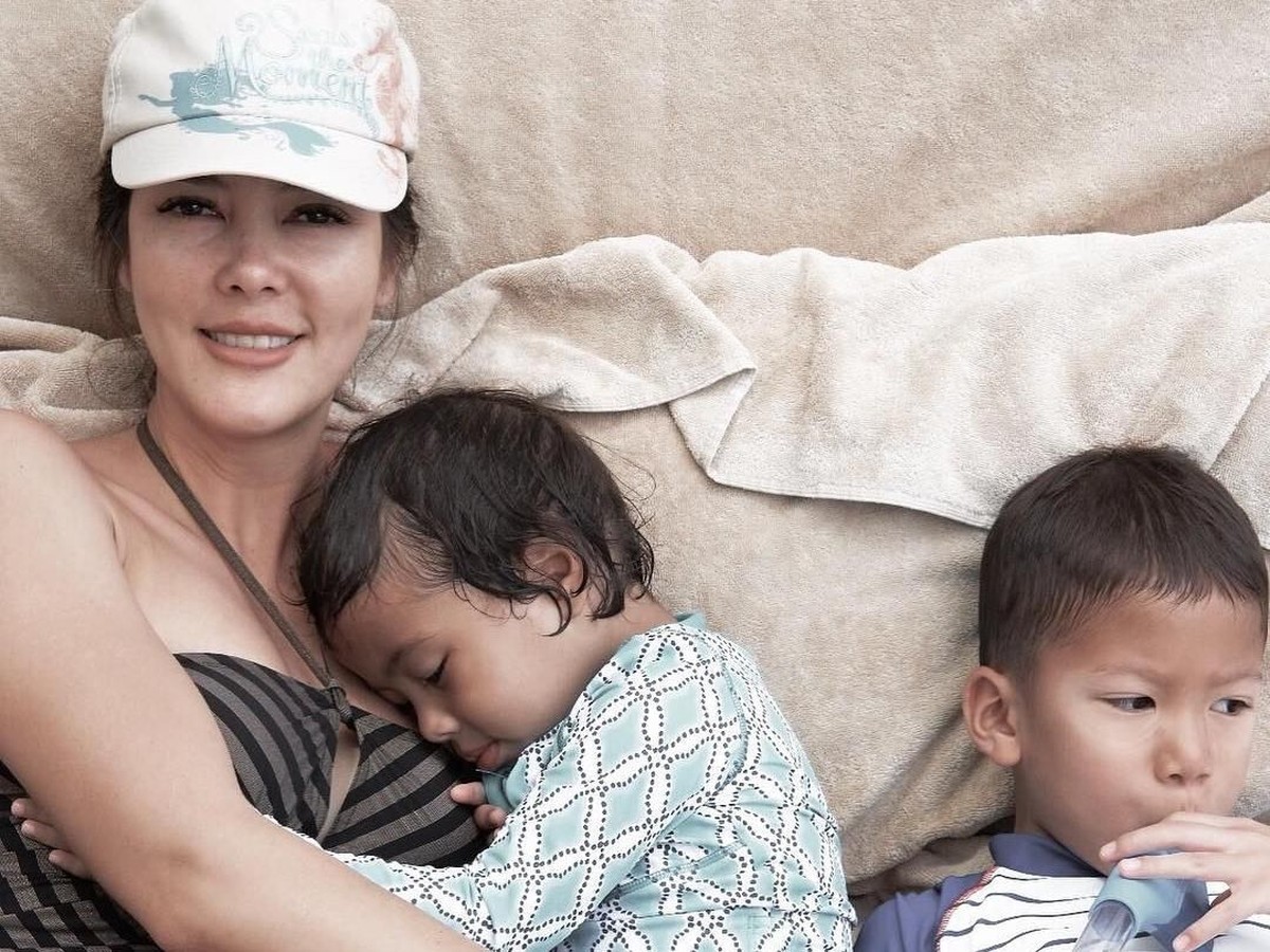Setelah resmi bercerai dengan Eka Kusuma&comma; Cathy Sharon kini membesarkan kedua anaknya sendiri&period; Berikut potret bahagianya sebagai ibu tunggal&period;