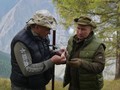 Putin Berburu Jamur Liar di Pegunungan Sambil Rayakan Ultah