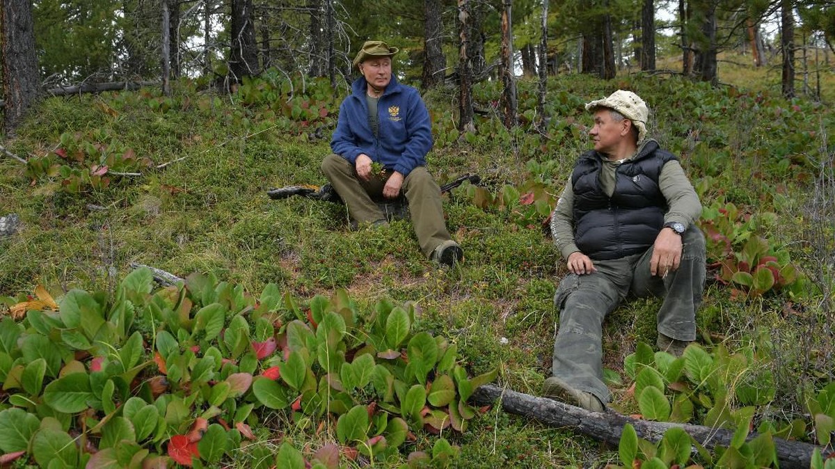 FOTO : Putin Rayakan Ultah Dengan Mendaki Gunung