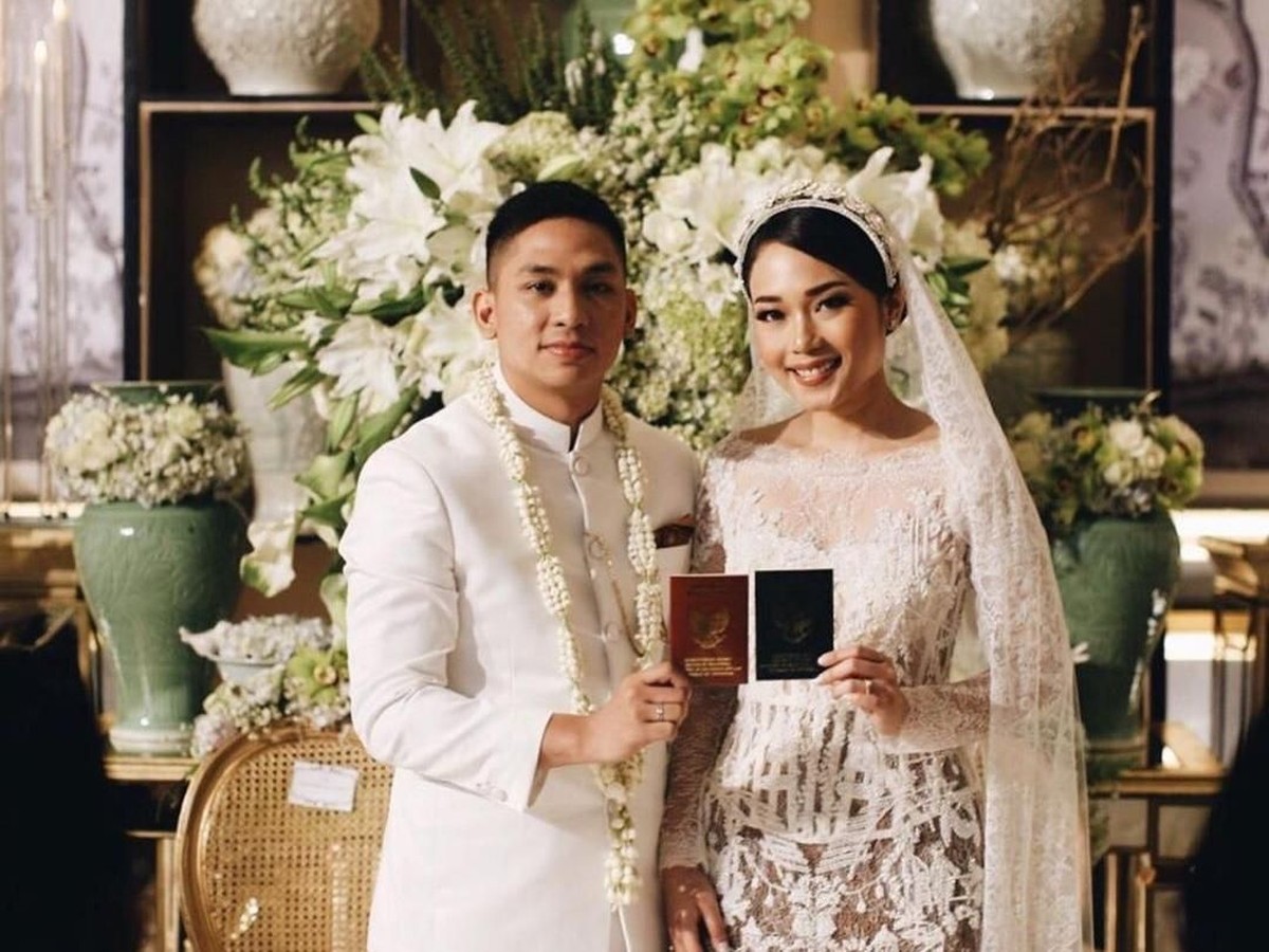 Influencer Ayla Dimitri resmi menikah dengan Rama Devara Sofyar&period; Simak yuk&comma; deretan potret bahagia keduanya&period;