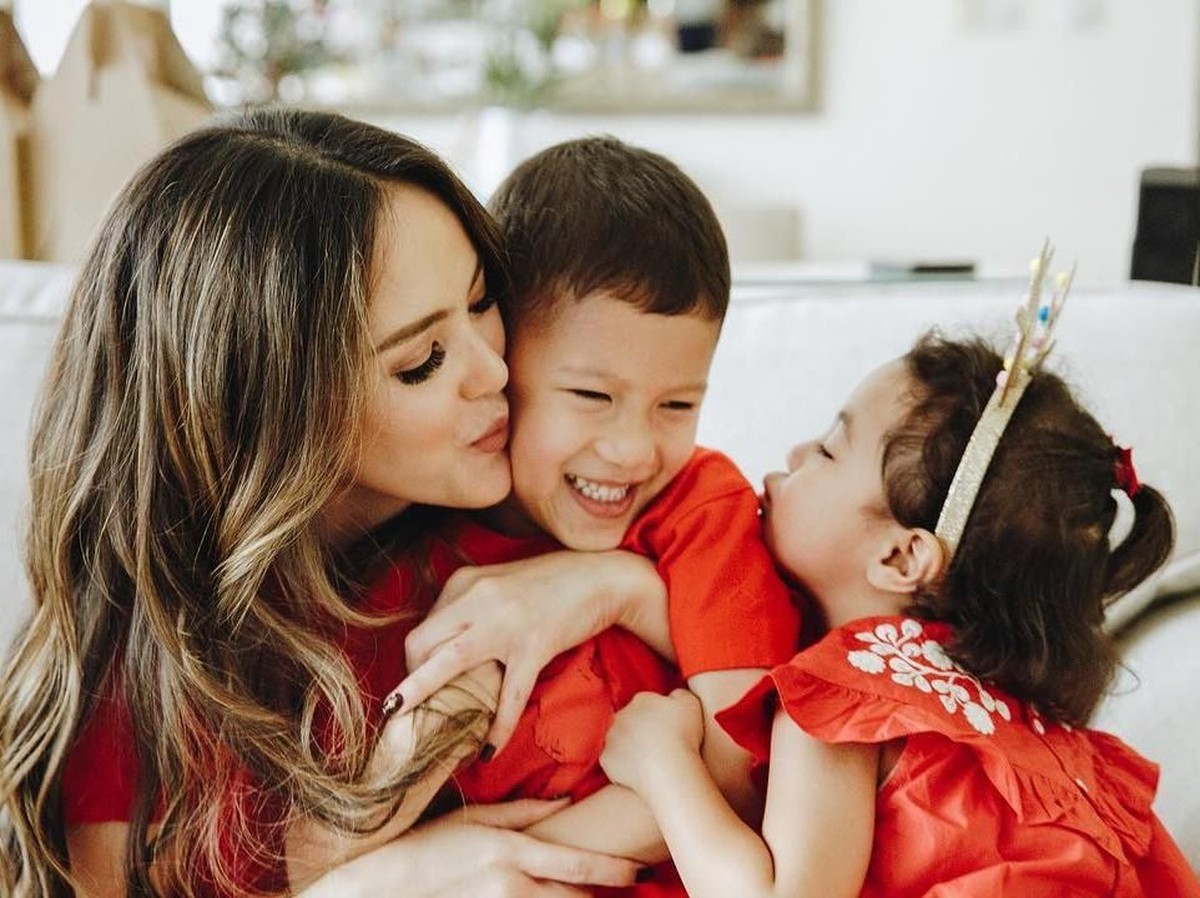 Setelah resmi bercerai dengan Eka Kusuma&comma; Cathy Sharon kini membesarkan kedua anaknya sendiri&period; Berikut potret bahagianya sebagai ibu tunggal&period;