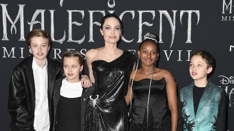 angelina jolie dan keluarga LOS ANGELES, CALIFORNIA - SEPTEMBER 30: (L-R) Shiloh Nouvel Jolie-Pitt, Vivienne Marcheline Jolie-Pitt, Angelina Jolie, Zahara Marley Jolie-Pitt and Knox Léon Jolie-Pitt attend the World Premiere of Disney's “Maleficent: Mistress of Evil